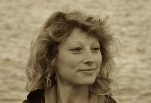 frederique-portraitbwsred